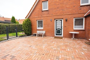 Terrace/patio - Welcome to "Annas Lüttje Huske" - in the Rundwarf village of Rysum (Krummhörn)
