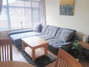TV - Lovely newly renovated bungalow in Bradwell sleeps up to 6, large private garden (Bradwell)