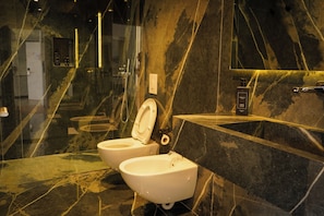 Junior Suite, City View | Bathroom | Hair dryer, towels, soap, shampoo