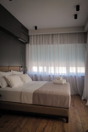 Quarto casal luxo, sacada, vista para a cidade | Lençóis italianos Frette, roupas de cama premium