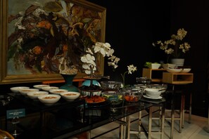 Desayuno buffet diario (EUR 16.5 por persona)