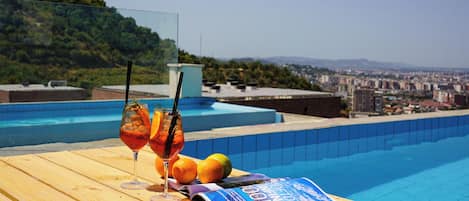 Una piscina al aire libre de temporada