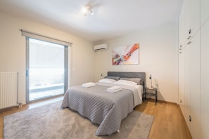 2 bedrooms, iron/ironing board, internet, bed sheets