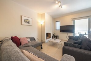 Living area - Cozy 2 bedroom flat near Gazi (Athina)