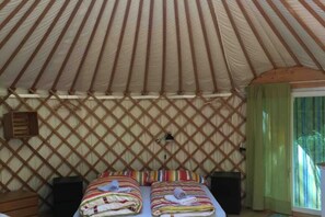 1 bedroom, bed sheets