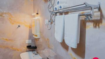 Suihku, hiustenkuivaaja, pyyhkeet, saippua