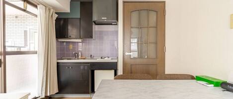 ثلاجة، ميكروويف، مستلزمات طهي/أطباق/أوعية