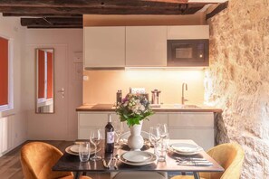 Réfrigérateur, micro-ondes, plaque de cuisson, cafetière/bouilloire