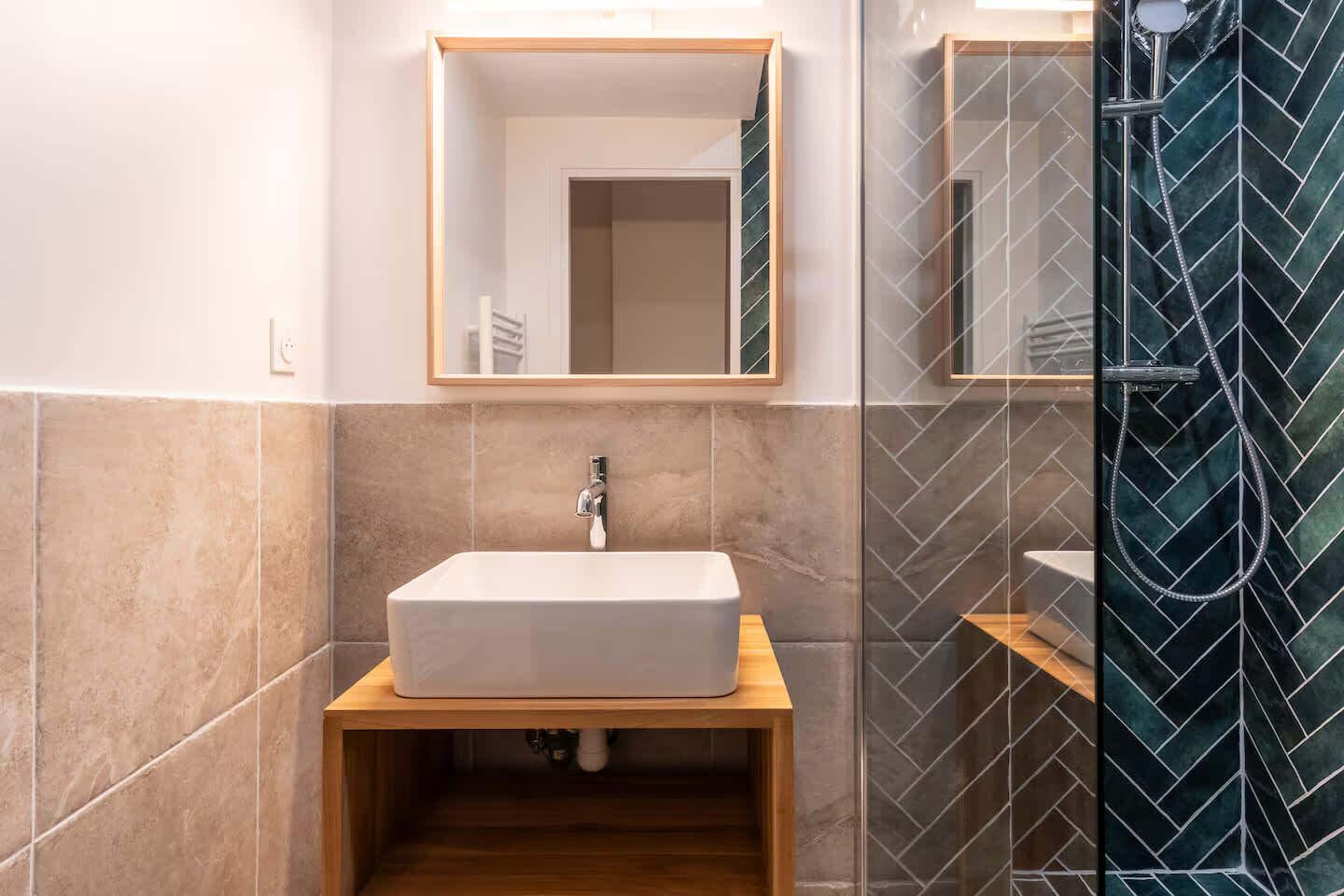 Douche, articles de toilette gratuits, sèche-cheveux
