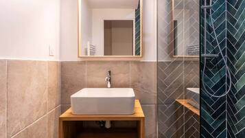 Douche, articles de toilette gratuits, sèche-cheveux
