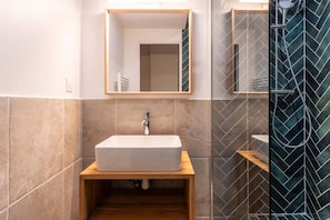 Douche, sèche-cheveux, serviettes fournies