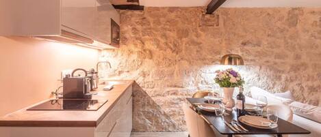 冷蔵庫、電子レンジ、コンロ、コーヒー / ティーメーカー