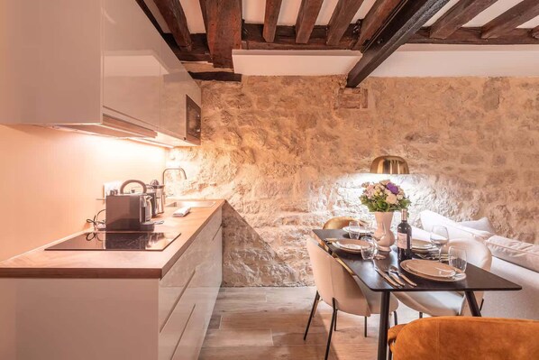 Fridge, microwave, stovetop, coffee/tea maker