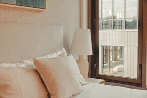 2 bedrooms, iron/ironing board, free WiFi, bed sheets - Upscale Haven with Amazing View | Kitchen, Pool & Gym | Near Downtown Bites (Atlanta)