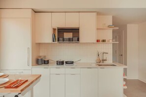 Køleskab, mikrobølgeovn, opvaskemaskine, kaffe-/temaskine