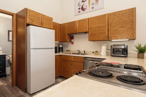 Four à micro-ondes, un four, surface de cuisson, lave-vaisselle