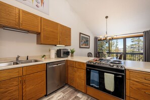 Four à micro-ondes, un four, surface de cuisson, lave-vaisselle