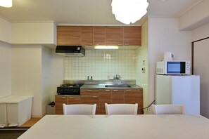 Fridge, microwave, cookware/dishes/utensils