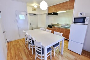 Fridge, microwave, cookware/dishes/utensils - XS26 XROSS STAY Daikokucho2 (大阪市浪速区敷津西)