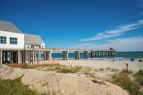 Resting Beach Place: Garden City/Murrells Inlet. 2 blks to Beach, Hot Tub, Private Pool, Golf Cart Included
