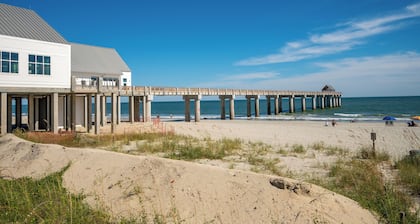 Resting Beach Place: Garden City/Murrells Inlet. 2 blks to Beach, Hot Tub, Private Pool, Golf Cart Included