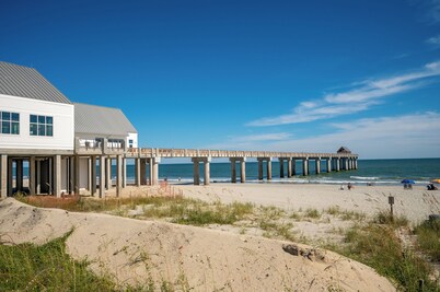 Resting Beach Place: Garden City/Murrells Inlet. 2 blks to Beach, Hot Tub, Private Pool, Golf Cart Included