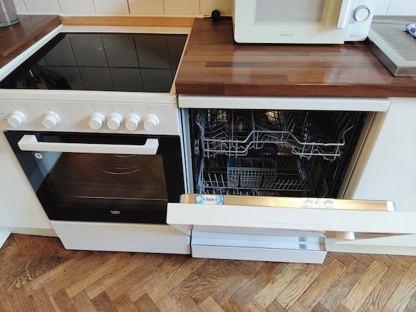 冷蔵庫、電子レンジ、オーブ��ン、コンロ