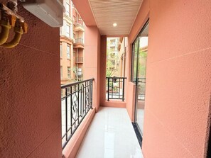 อพาร์ทเมนท์, 3 ห้องนอน, พร้อมสิ่งอำนวยความสะดวกสำหรับผู้พิการ, ระเบียง | ระเบียง