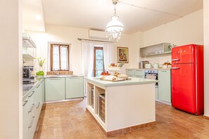 Frigorifero, microonde, forno, piano cottura