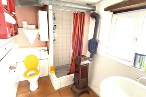 A bathroom with a toilet, shower, and bathtub. - Rustic Monti - Rasa - Centovalli (Centovalli)