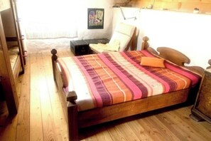 2 bedrooms, bed sheets