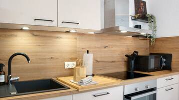 Kjøleskap, mikrobølgeovn, ovn og kokeplater