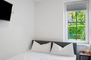 2 bedrooms, iron/ironing board, WiFi, bed sheets - Holiday Home 'Thiesa' with Private Garden and Wi-Fi (Berumbur)