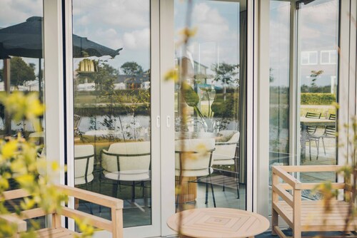 Een ruime vrijstaande watervilla met uitzicht op de binnenhaven