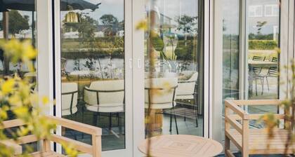 Eine geräumige freistehende Wasservilla mit Blick auf den Binnenhafen