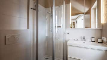 Comfort-Apartment, 2Â Schlafzimmer, Balkon | Badezimmer | Hausschuhe