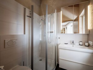 Comfort Apartment, 2 Bedrooms, Balcony | Bathroom - Appartement Mayrl (Fieberbrunn)
