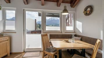 Comfort-Apartment, 2 Schlafzimmer, Balkon | Wohnbereich | 50-Zoll-Flachbildfernseher mit Kabelempfang