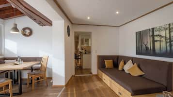 Comfort-Apartment, 2 Schlafzimmer, Balkon | Wohnbereich | 50-Zoll-Flachbildfernseher mit Kabelempfang
