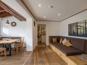 Comfort appartement, 2 slaapkamers, balkon | Woonruimte | Een 50-inch flatscreentelevisie met kabelzenders