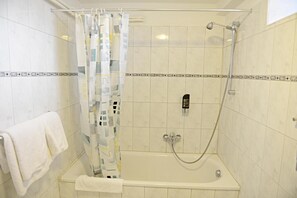 Double Room | Bathroom | Towels, soap, shampoo, toilet paper