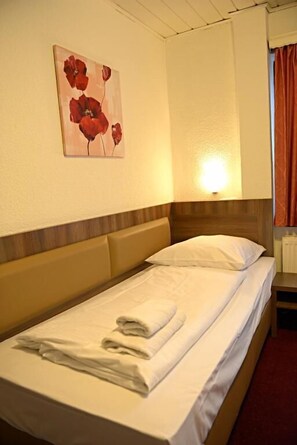 Single Room, Courtyard View | Desk, free WiFi