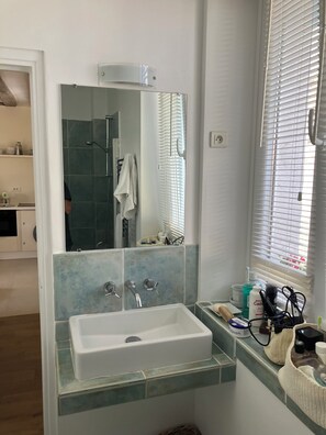 Jetted bath, hair dryer, bidet, towels - Charming flat in the heart of Paris Marais (Paris)