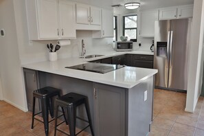 Kjøleskap, mikrobølgeovn, ovn og kokeplater