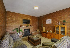 Televisión y chimenea