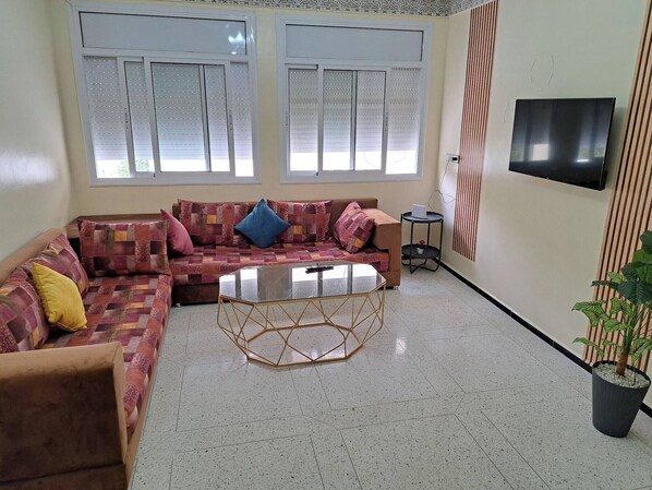 Apartamento, 2 habitaciones, fumadores, vistas al jardín | Sala de estar | Libros