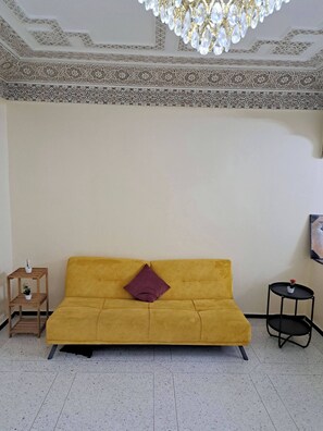 公寓, 2 間臥室, 吸煙房, 花園景觀 | 起居區 | 書籍