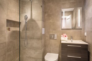 Haartrockner, Bidet, Handtücher, Toilettenpapier