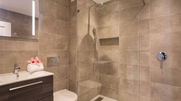 Een haardroger, een bidet, handdoeken, toiletpapier