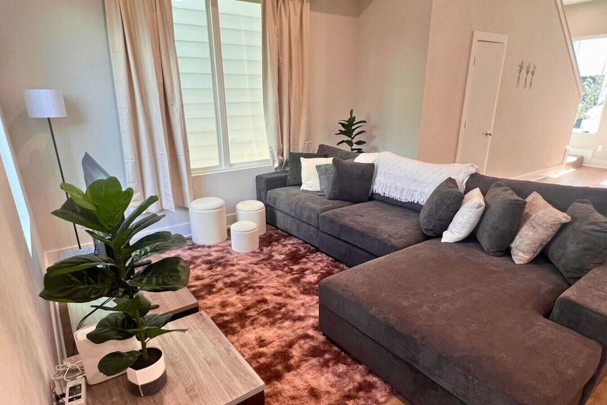 Spacious 3BR/2BA near Downtown with kitchen, WiFi, laundry, garage & quiet gated community